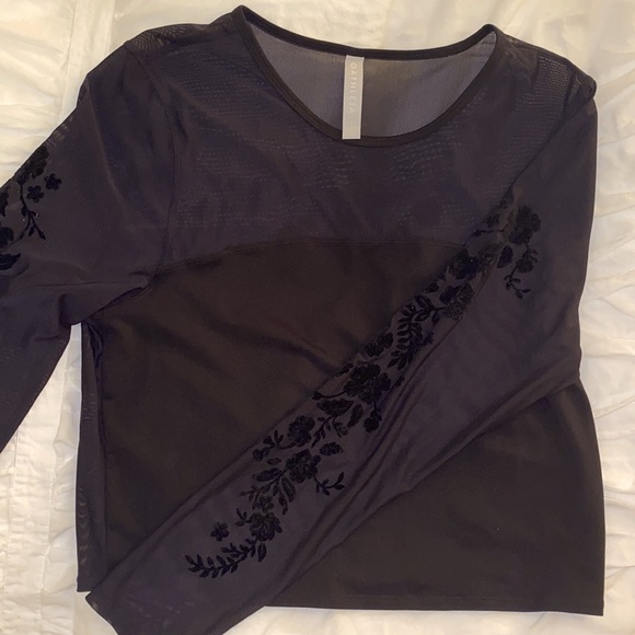 Velvet Rose Top 🌹 - Picture 4 of 6